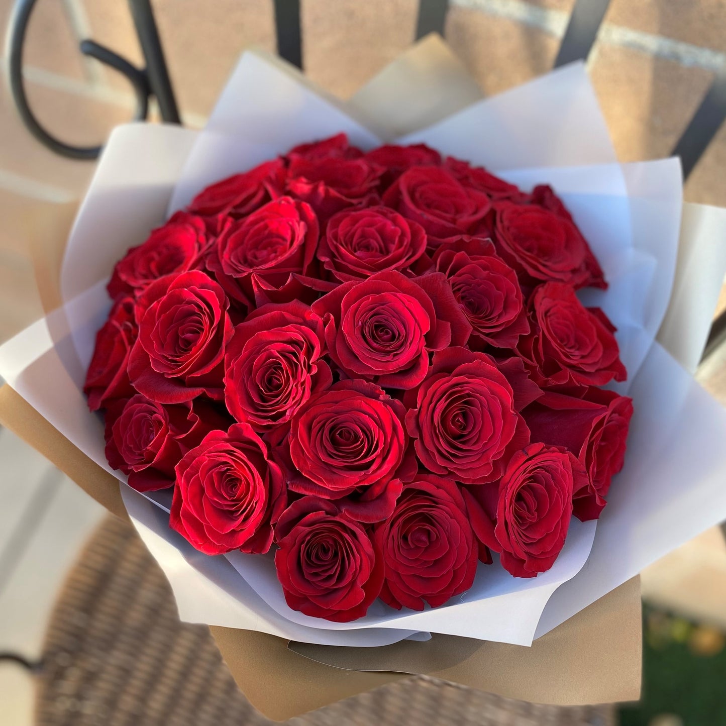 # 16 Classic red roses