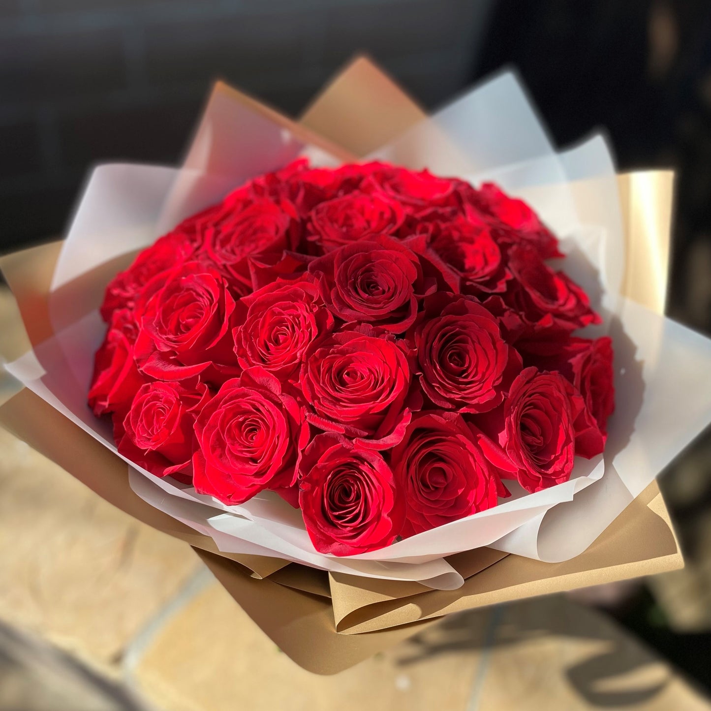 # 16 Classic red roses