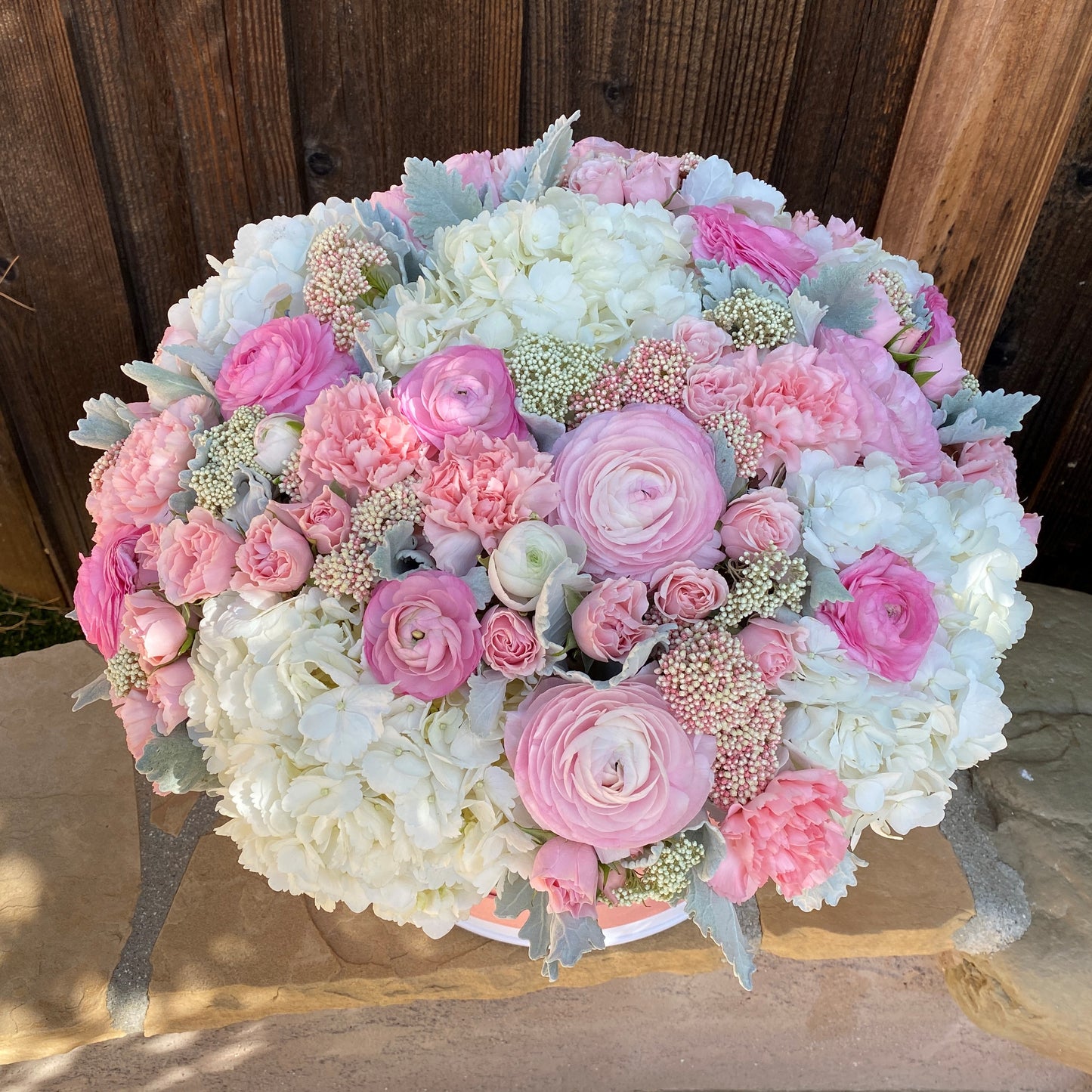 # 25 Luxury box with ranunculus