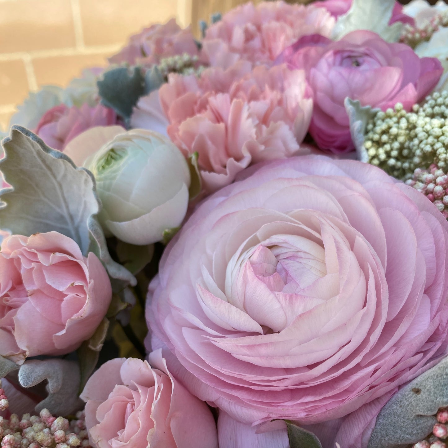# 25 Luxury box with ranunculus