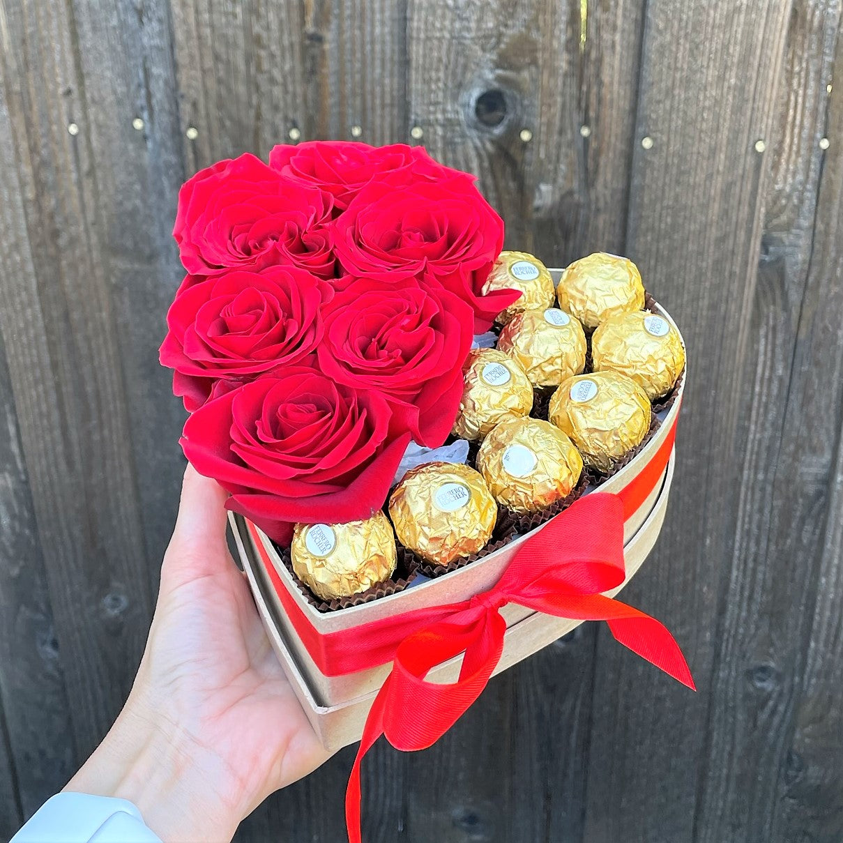 # 40 Roses & Ferrero Rocher Sweet flowers gift