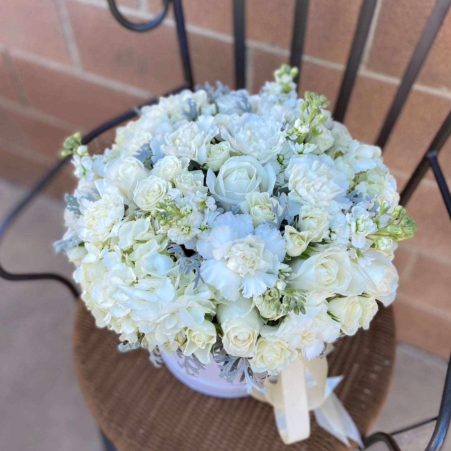 # 17 White flowers arrangement