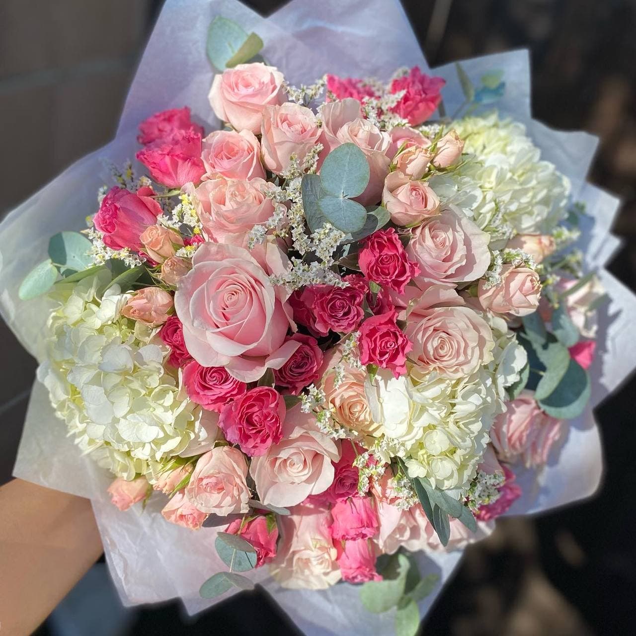 # 8 Bouquet with hydrangea and roses.